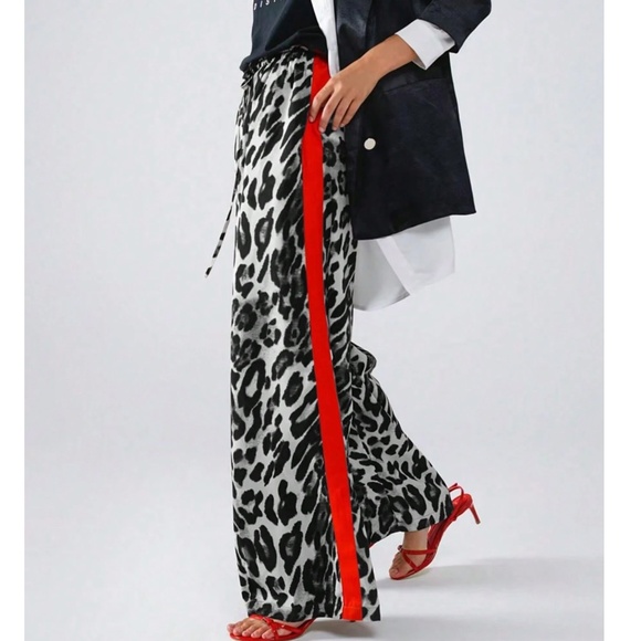 Classic Leopard print Wide Leg Pants - Picture 4 of 5